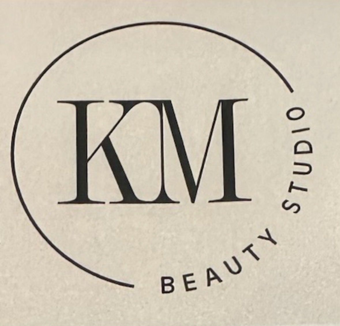 KM Beauty Studio — το λογότυπο του χώρου